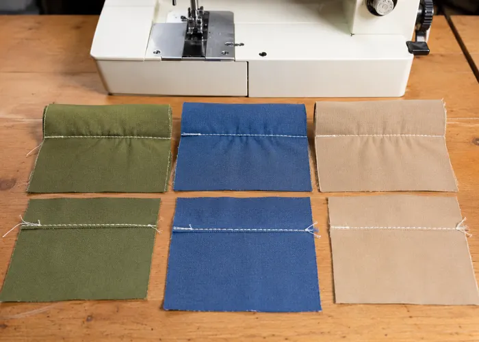 Amostras costuradas com linhas diferentes para comparar ponto, franzimento e acabamento